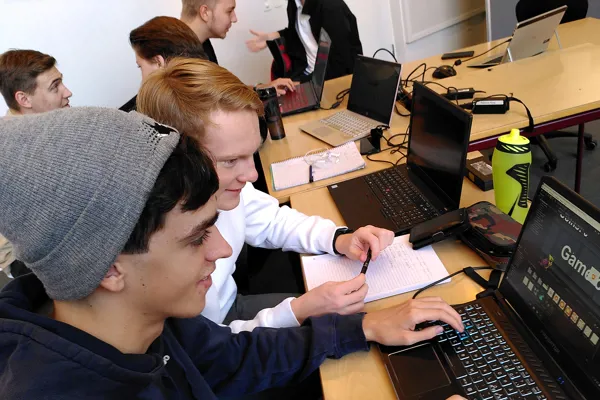 It-elever udvikler spil på computeren