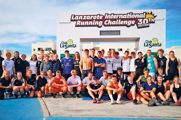 Gruppebillede af elever fra studieretningen Marketing og sport under running challenge på Club La Santa på Lanzarote