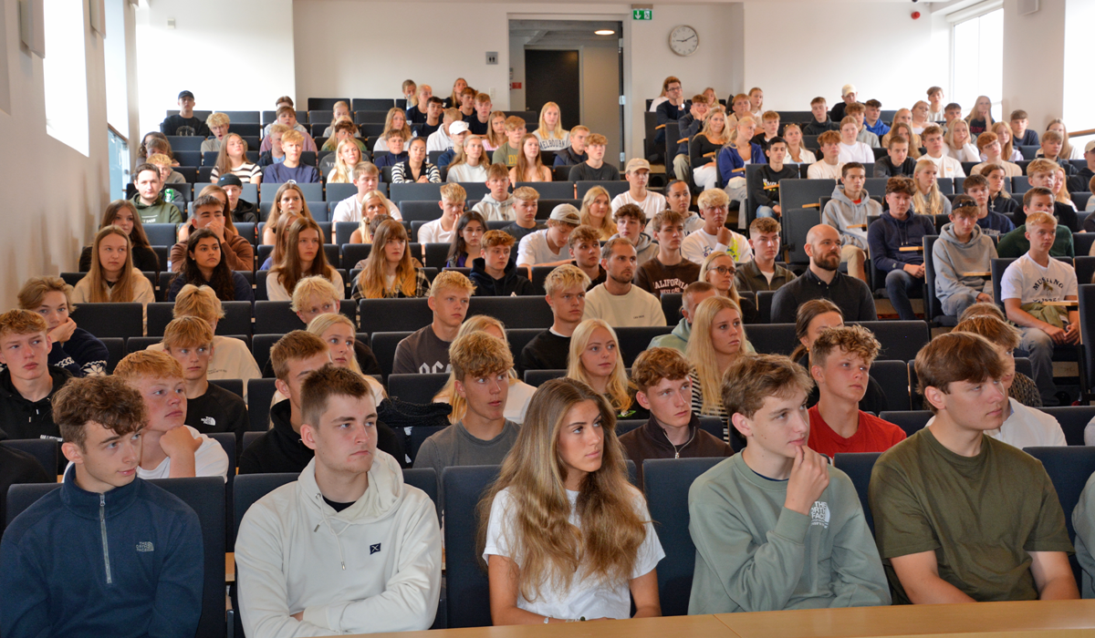 Auditoriet på Handelsgymnasiet Silkeborg fyldt af forventningsfulde hhx elever på første skoledag