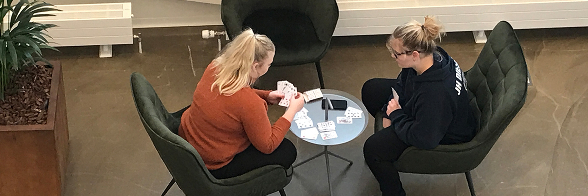 To elever spiller kort i pausen, på Bredhøjvej 8