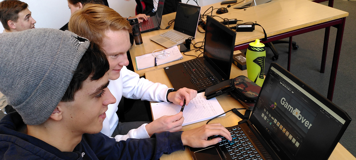 It-elever udvikler spil på computeren