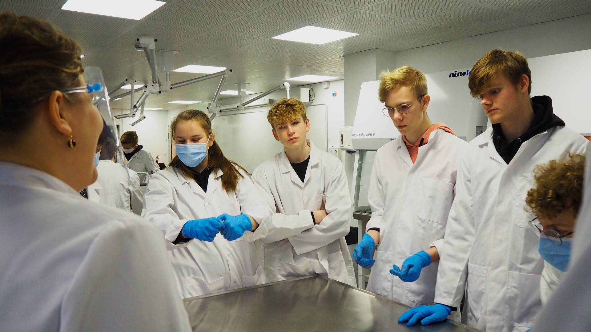 Elever lytter til underviser