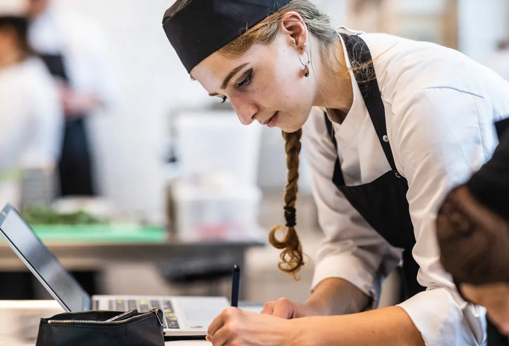 Ernæringsassistent tager noter i undervisning