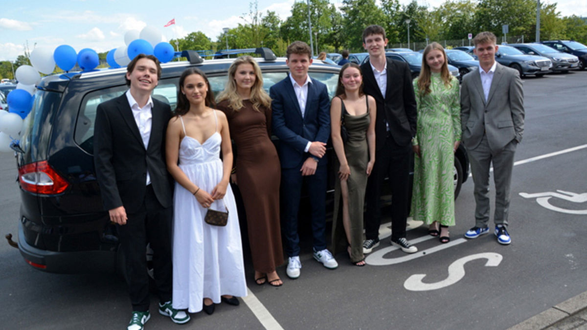 HHX Livet Paa Skolen Elever Klar Til Lanciers