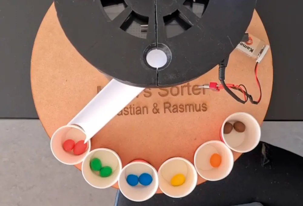 HTX elever har som teknikfagsprojekt bygget en maskine, der kan sortere m&m's i farver