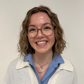 Et billede af eleven Julie hvorpå hun smiler og er imødekommende