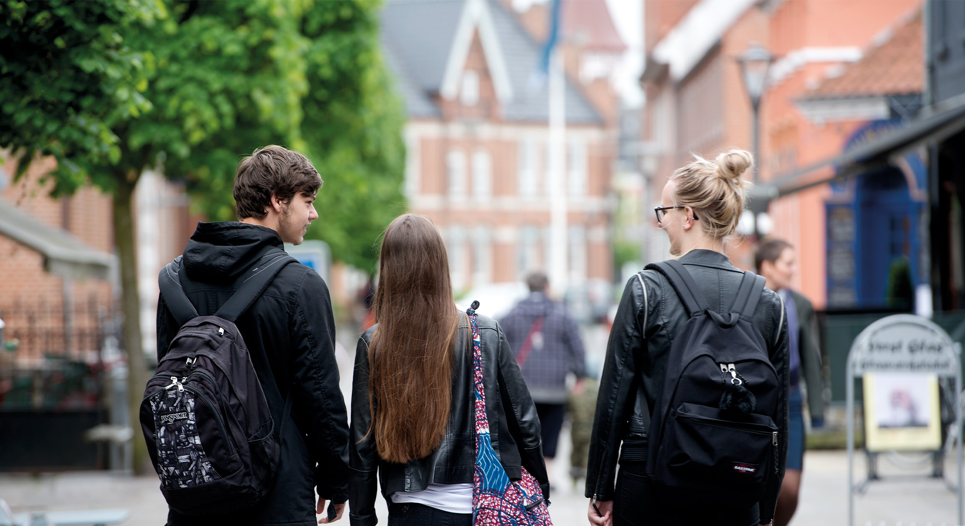 Elever på gågaden på vej i skole på Handelsgymnasiet Silkeborg