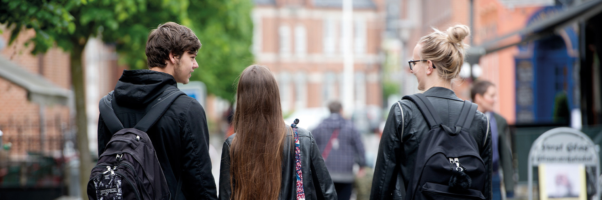 Elever på gågaden på vej i skole på Handelsgymnasiet Silkeborg