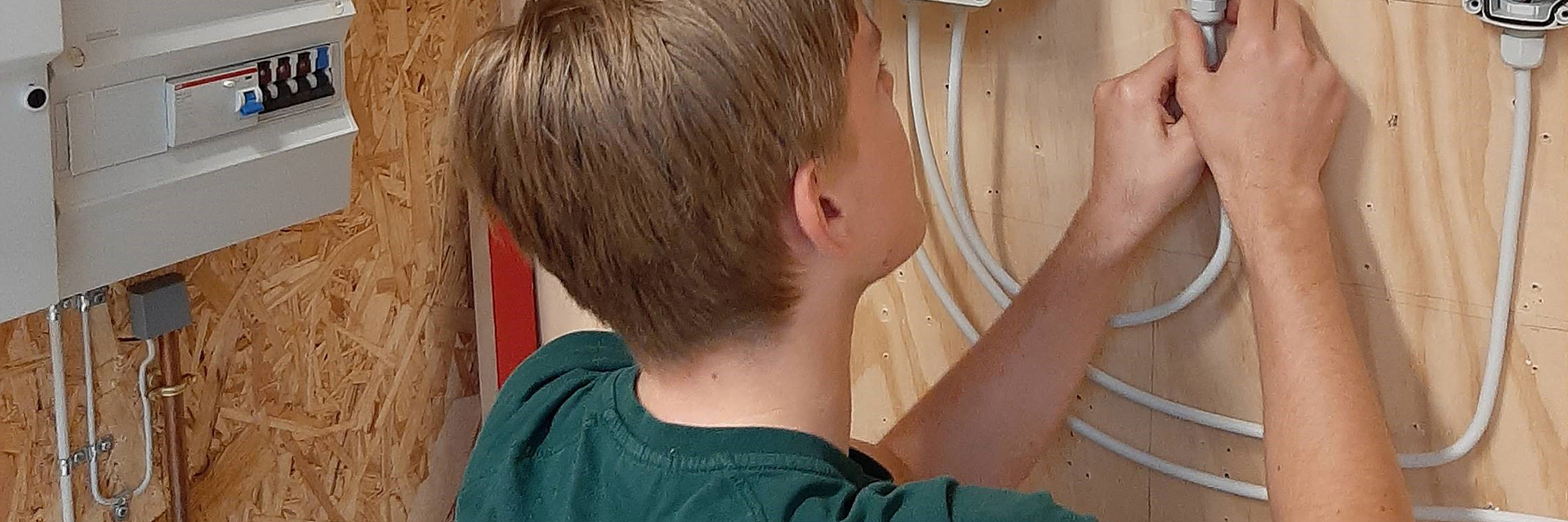 Elektrikeren får det hele til at passe
