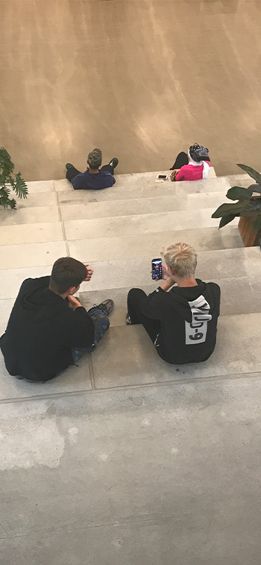 EUX Livet Paa Skolen Elever Hygger På Trappe I Faellesrum