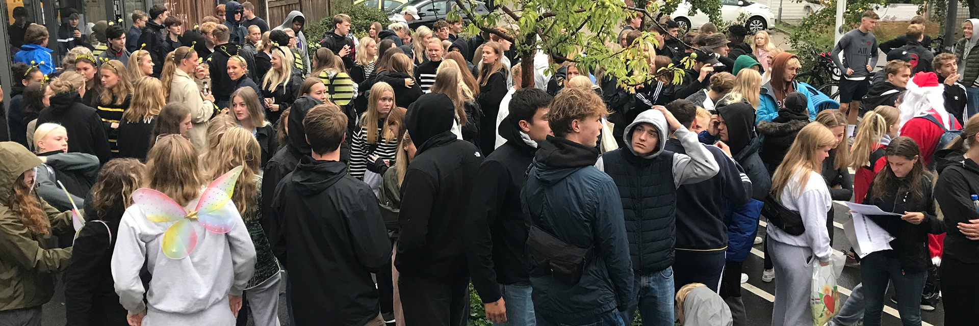 Samling i skolegården på HHX