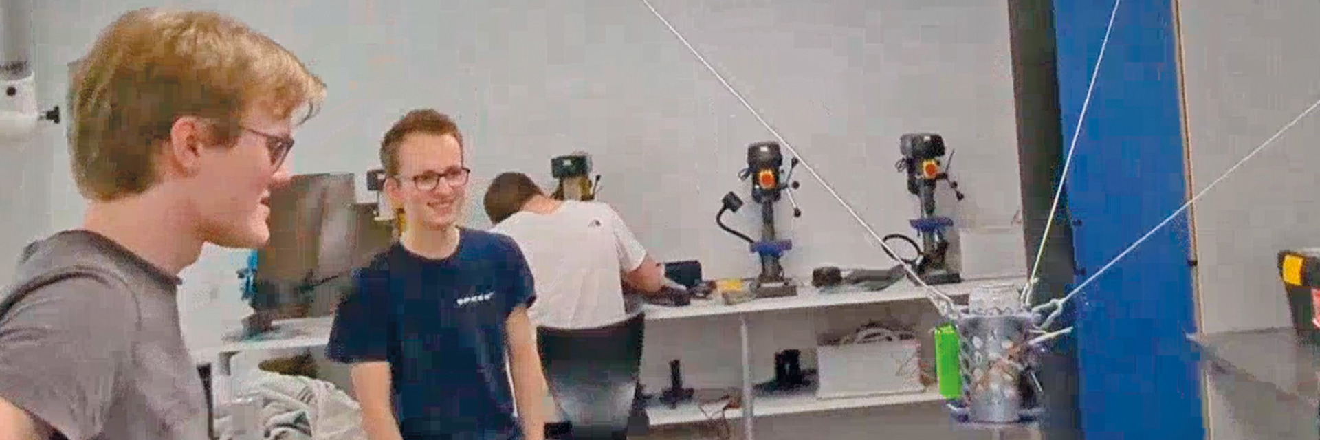 To HTX drenge laver et forsøg i Teknikfag