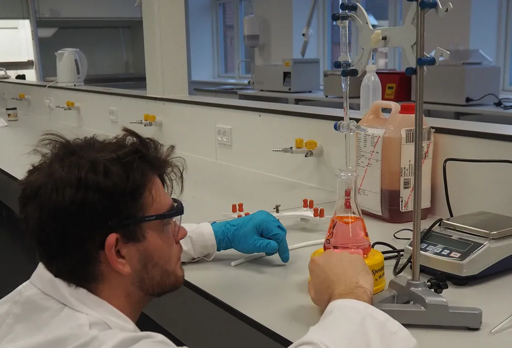 Elev laver forsøg i science