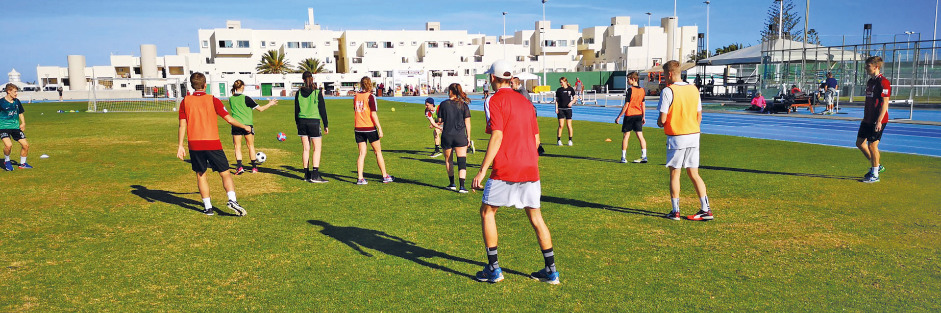 HHX elever fra Marketing og sport spiller fodbold
