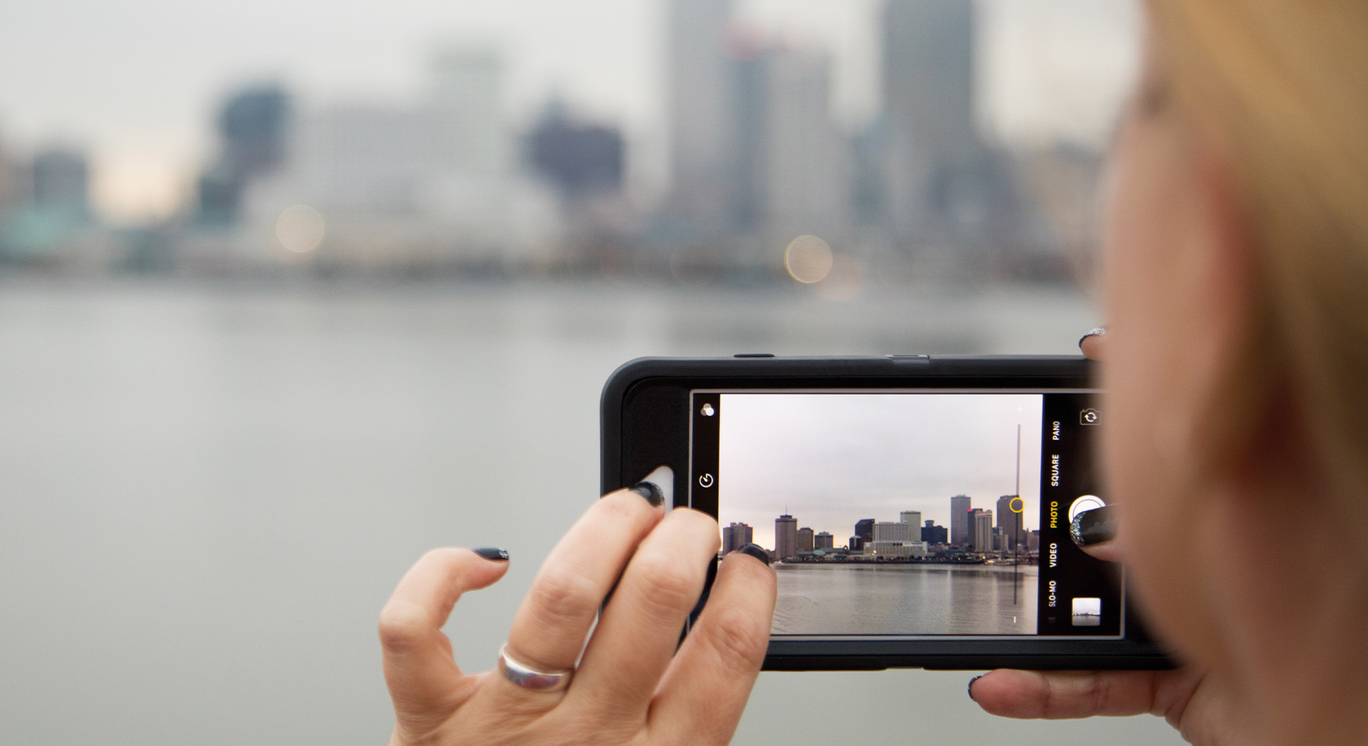 Elev tager billede med mobiltelefon
