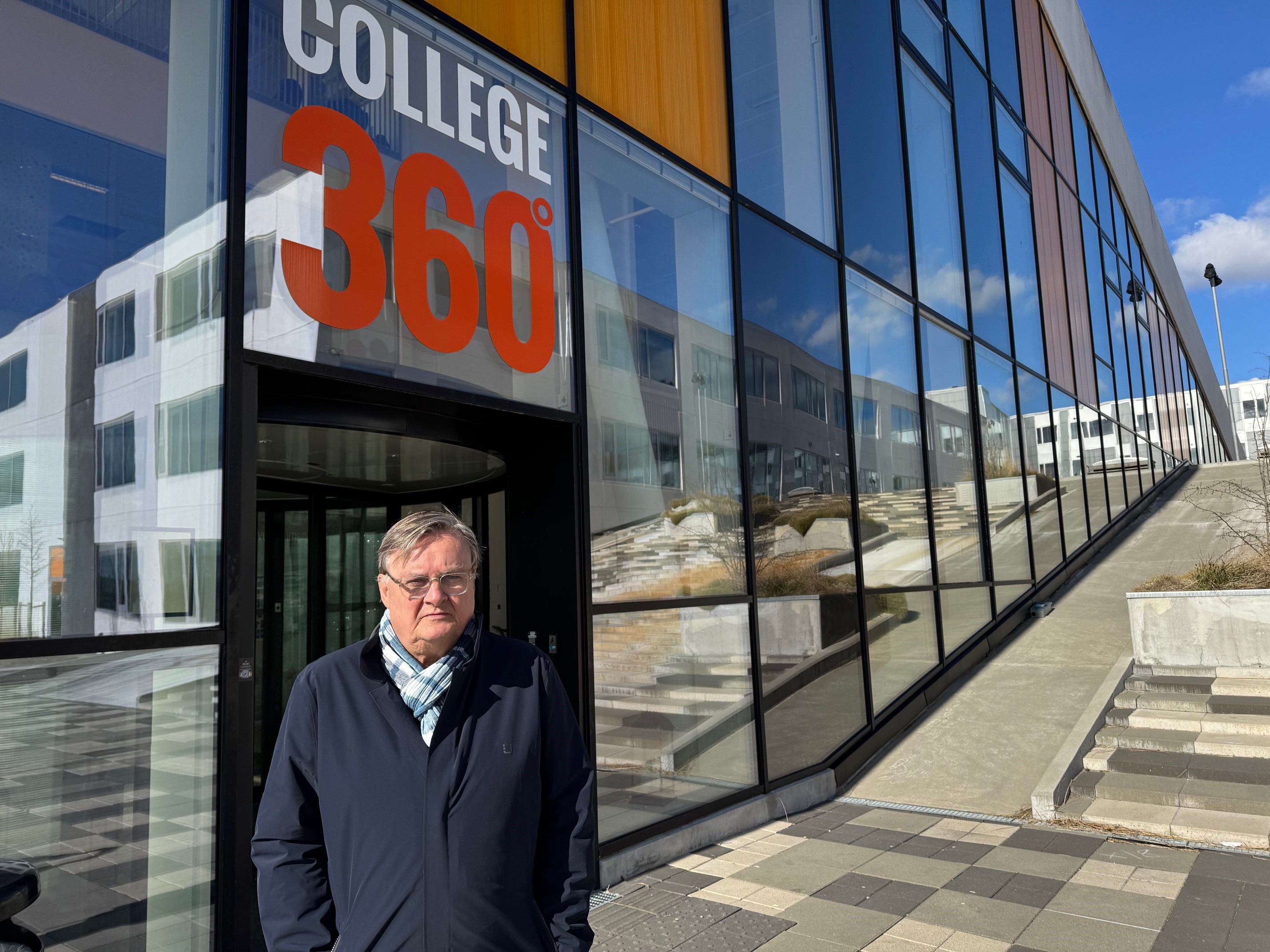 Peter Stampe foran indgangen til skolen på Bredhøjvej 8