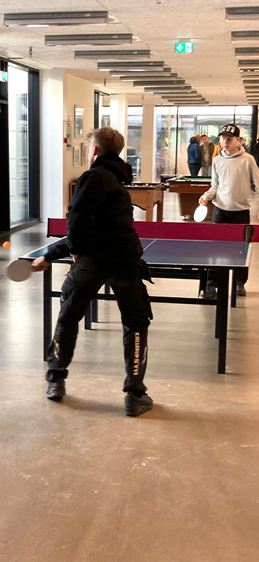 EUD Livet Paa Skolen 2 Drenge Spiller Bordtennis