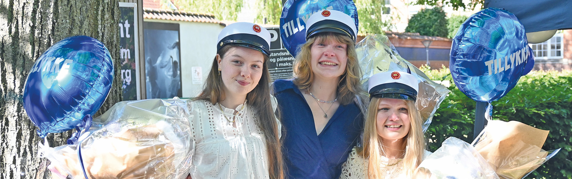 De første studenter 2024 - 3 glade HTX piger har netop fået studenterhuen på hovedet