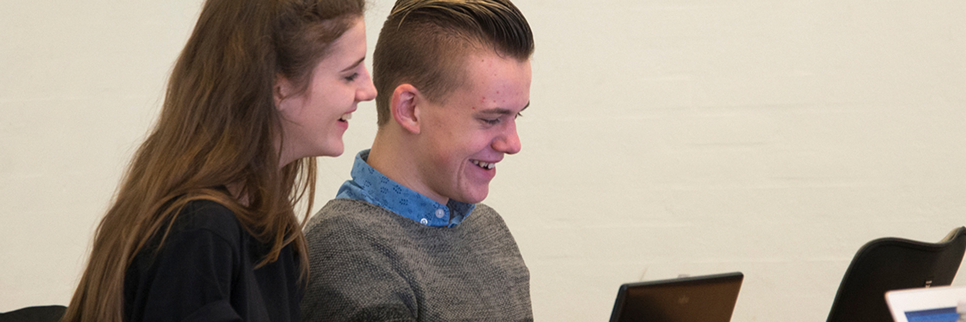 Sara og Markus sidder til undervisning på HTX