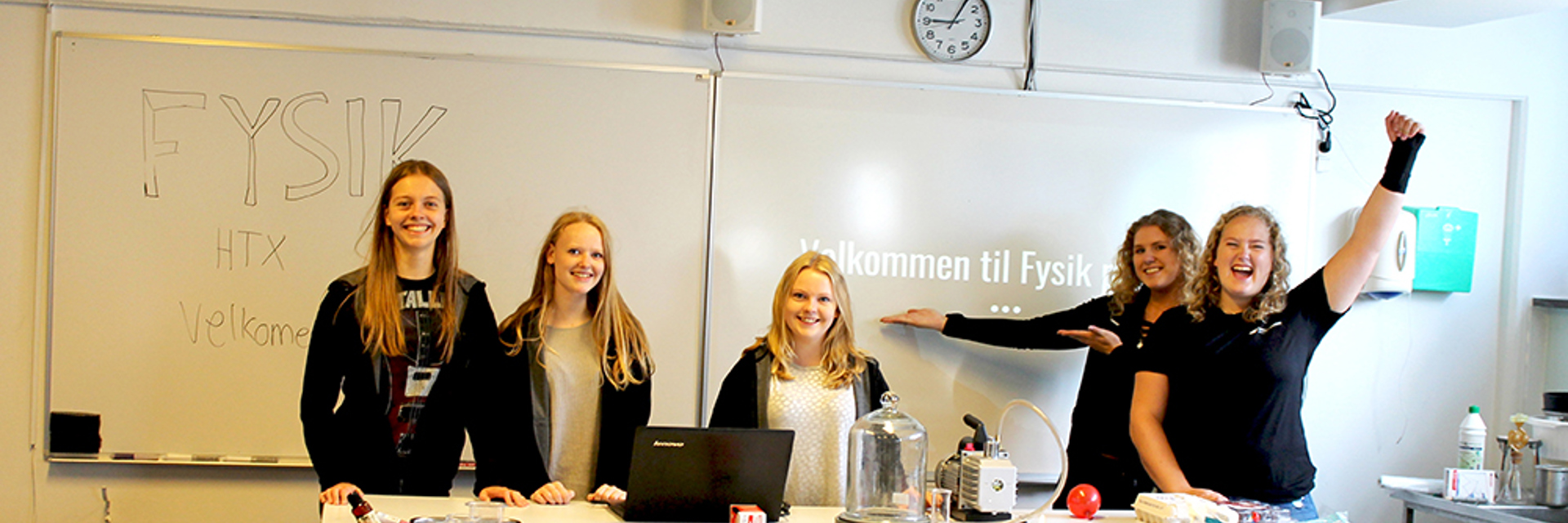 Fem piger fremlægger i fysik