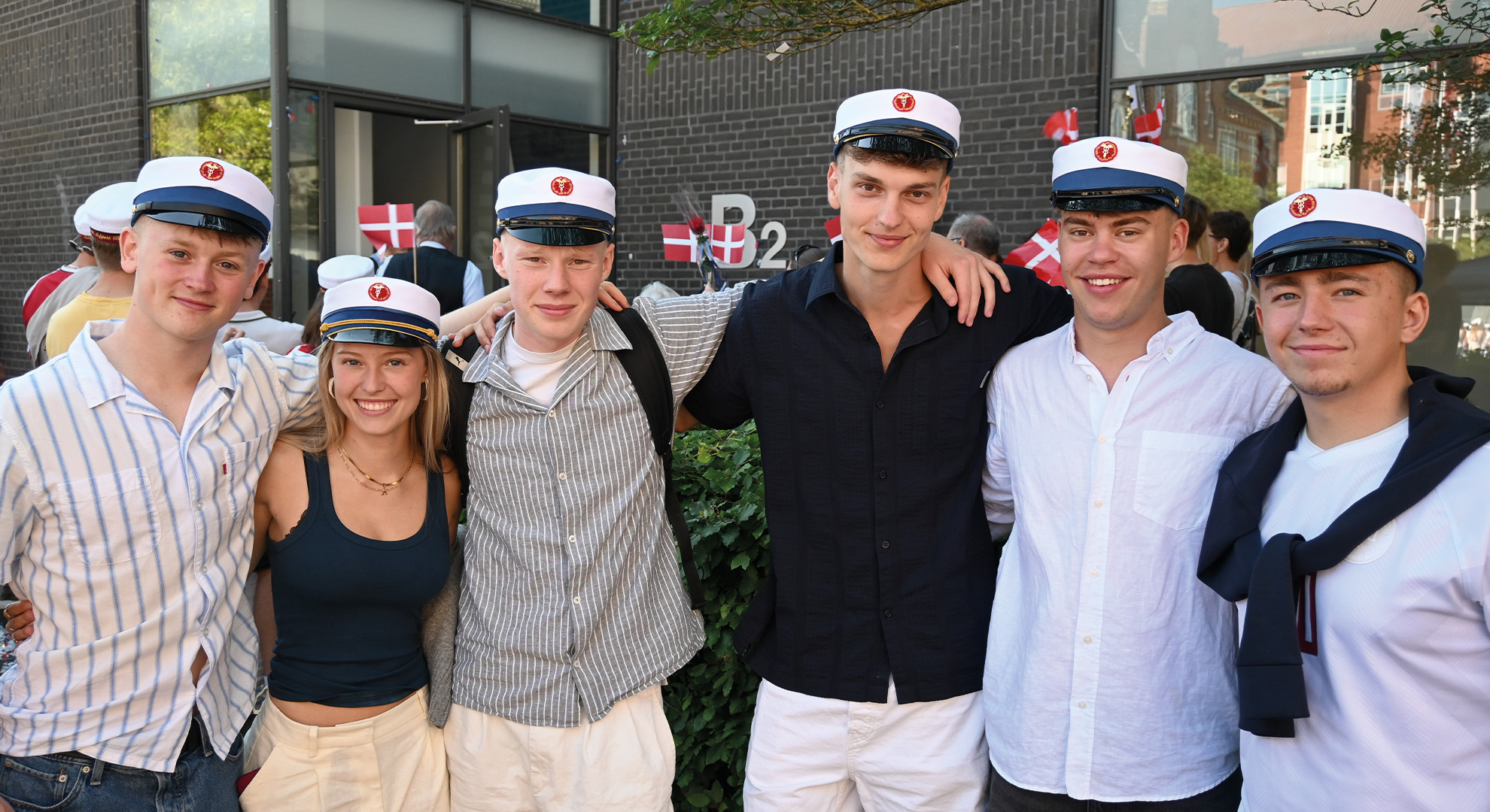 Gruppe af HHX studenter i skolegården under huedagene