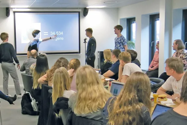 Eleverne præsenter deres projekt ved tavlen