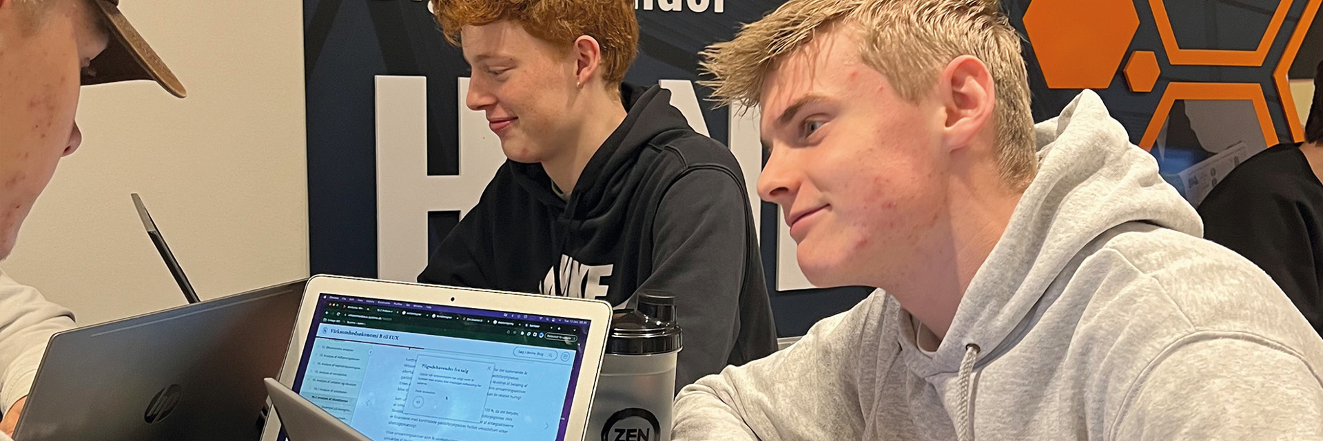 Gruppearbejde i fællesrum på EUD Business