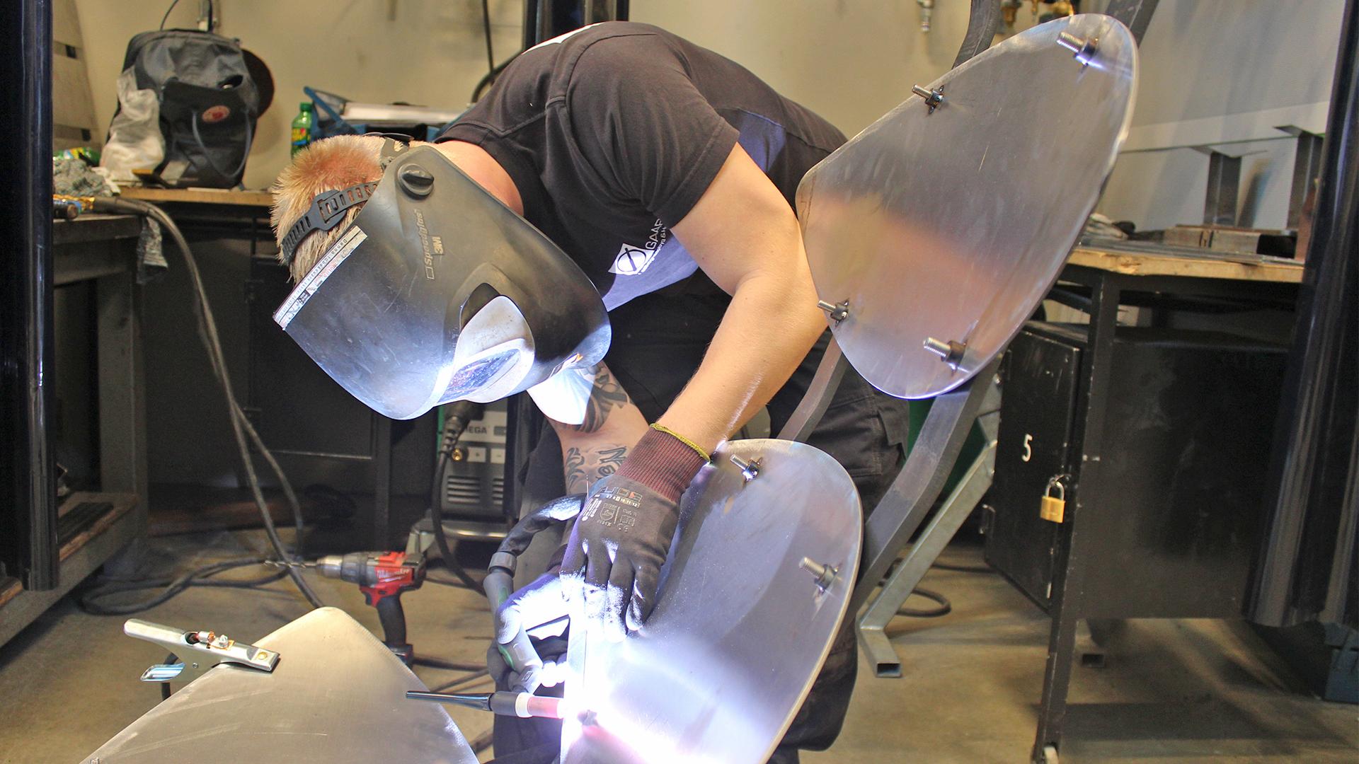 Smed svejser stol sammen