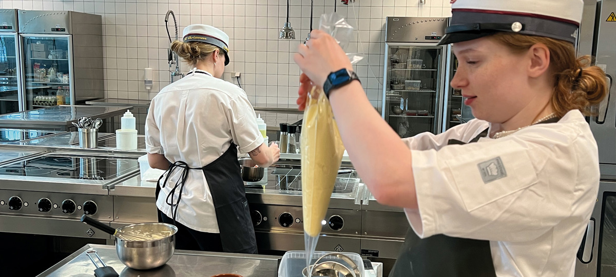 EUX Tech Gastronomer Arbejder I Køkken