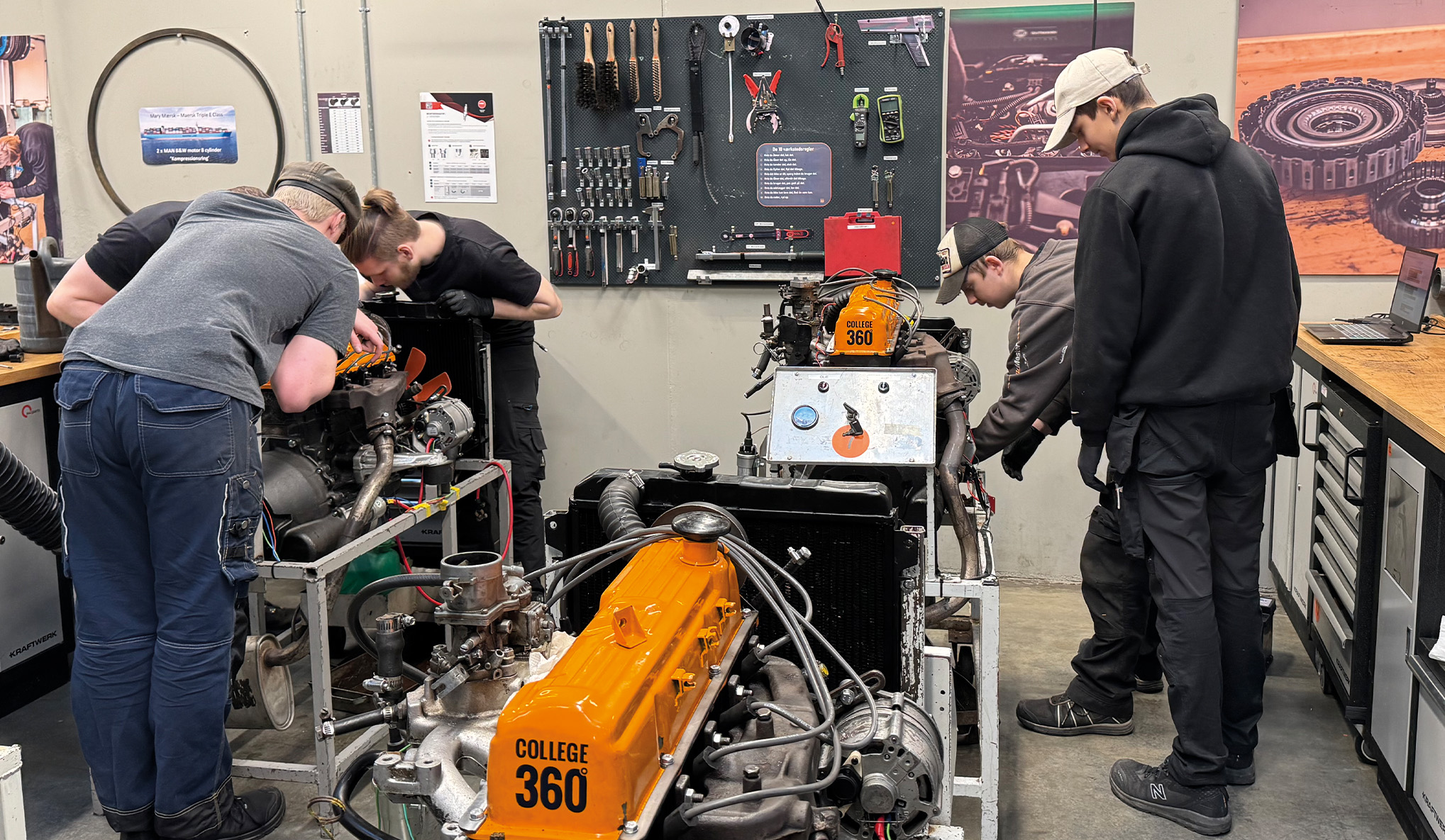 Elever arbejder på forskellige projekter