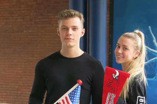 To elever fra Languages and business står med flag