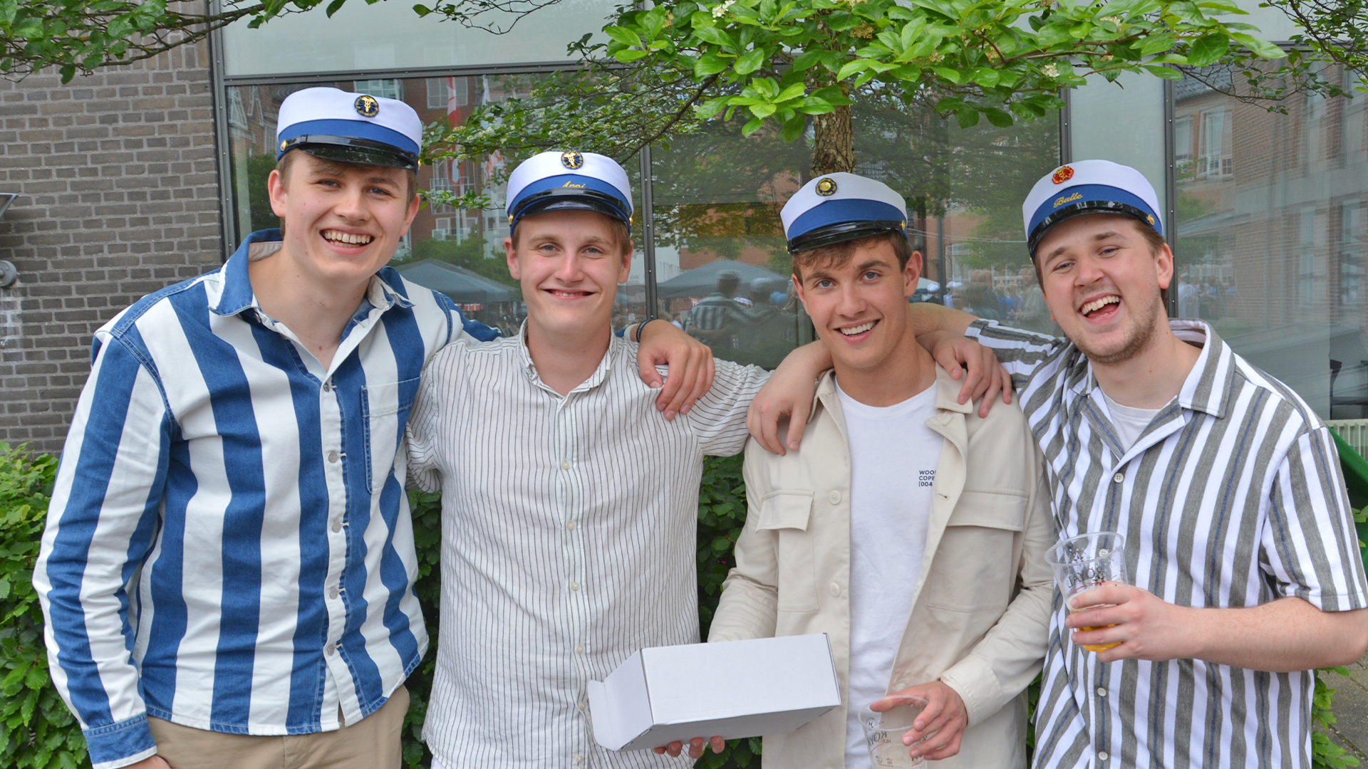 4 glade hhx drenge med blå studenterhuer