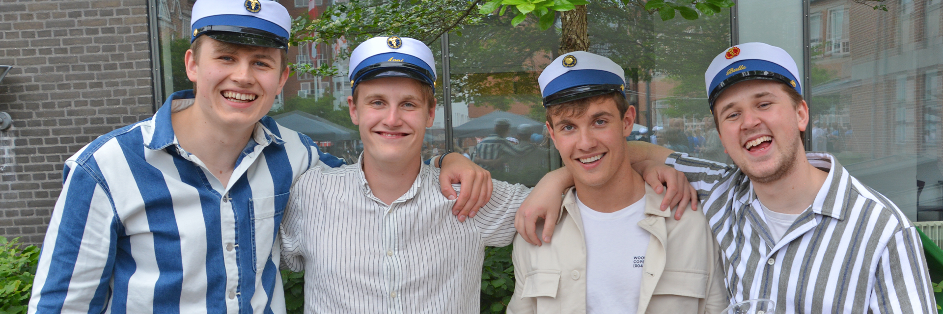 4 glade hhx drenge med blå studenterhuer