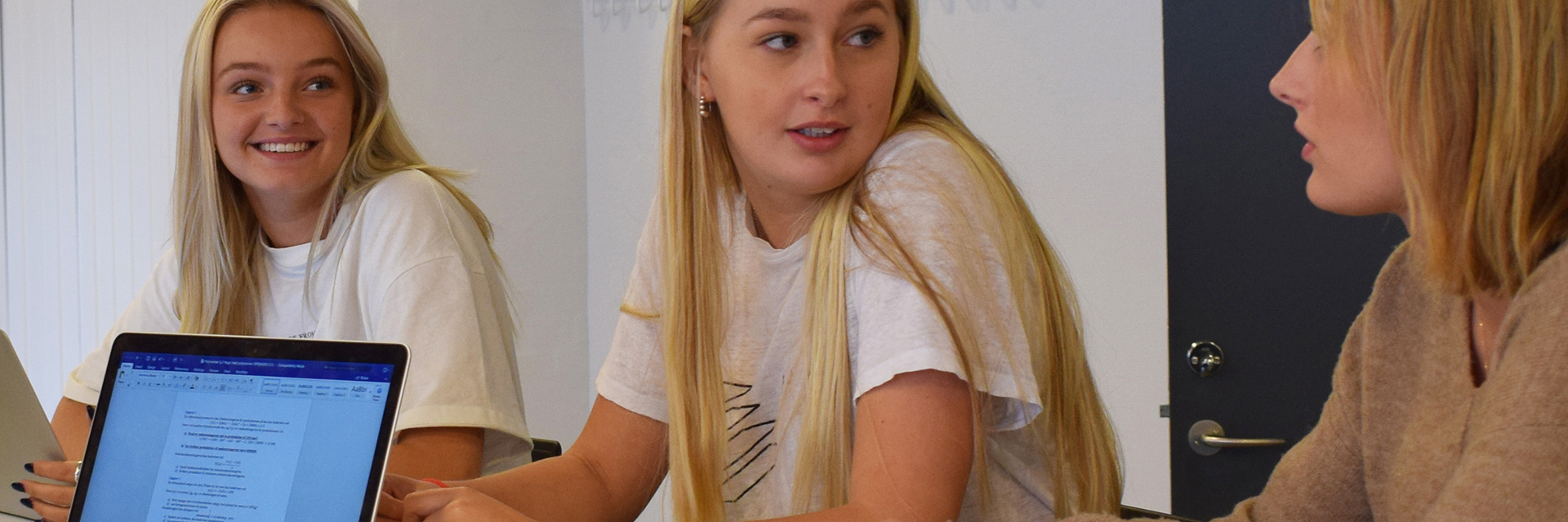 Elever laver gruppearbejde på almen økonomi