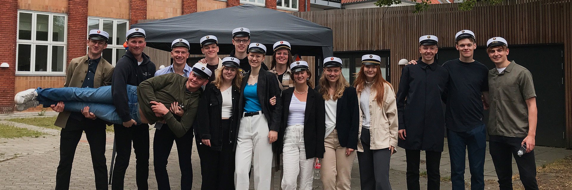 Gruppe af HTX studenter 2022 foran Teknisk Gymnasium