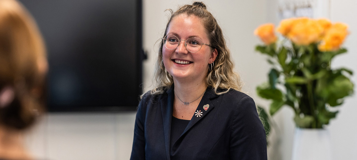 Receptionist betjener kunde