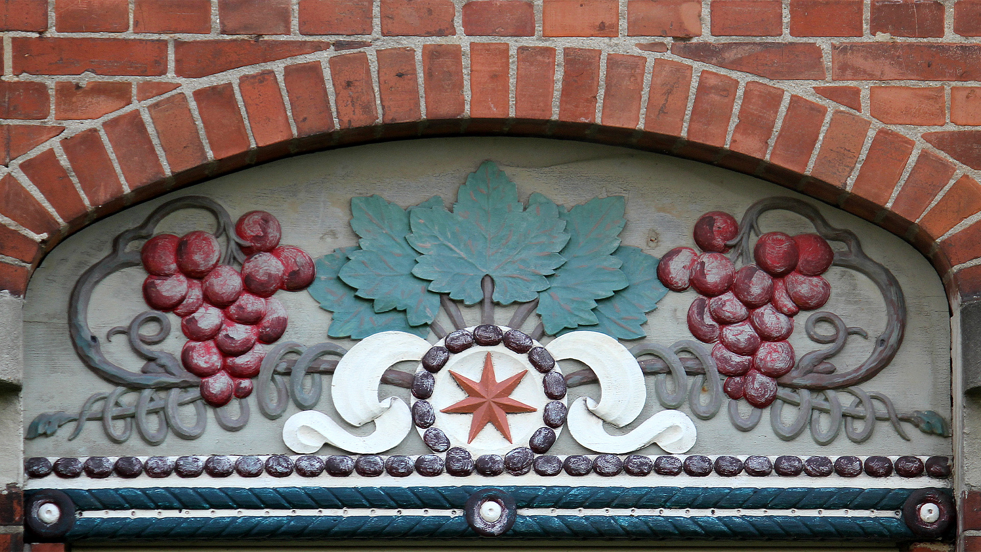 Bygningsdetalje fra Anton Rosen Bygningen på Handelsgymnasiet Silkeborg på Bindslevs Plads