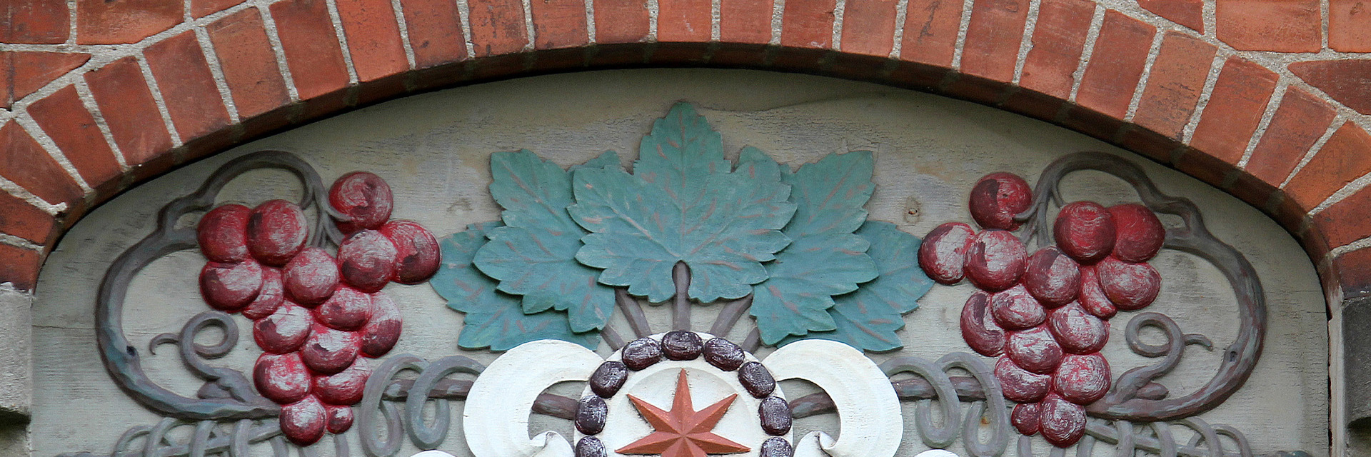 Bygningsdetalje fra Anton Rosen Bygningen på Handelsgymnasiet Silkeborg på Bindslevs Plads