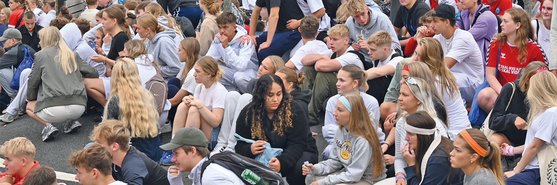 Mange elever forsamlet på Bindslevs Plads til event