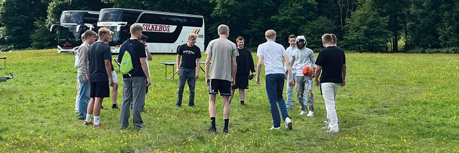 Elever står i rundkreds