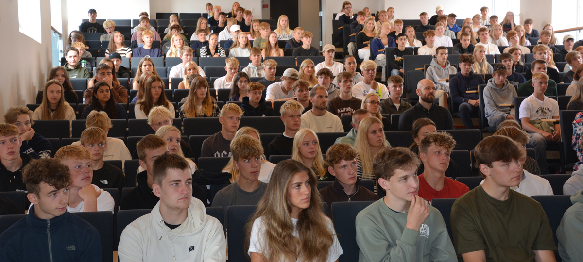 Elever i auditorium på første skoledag