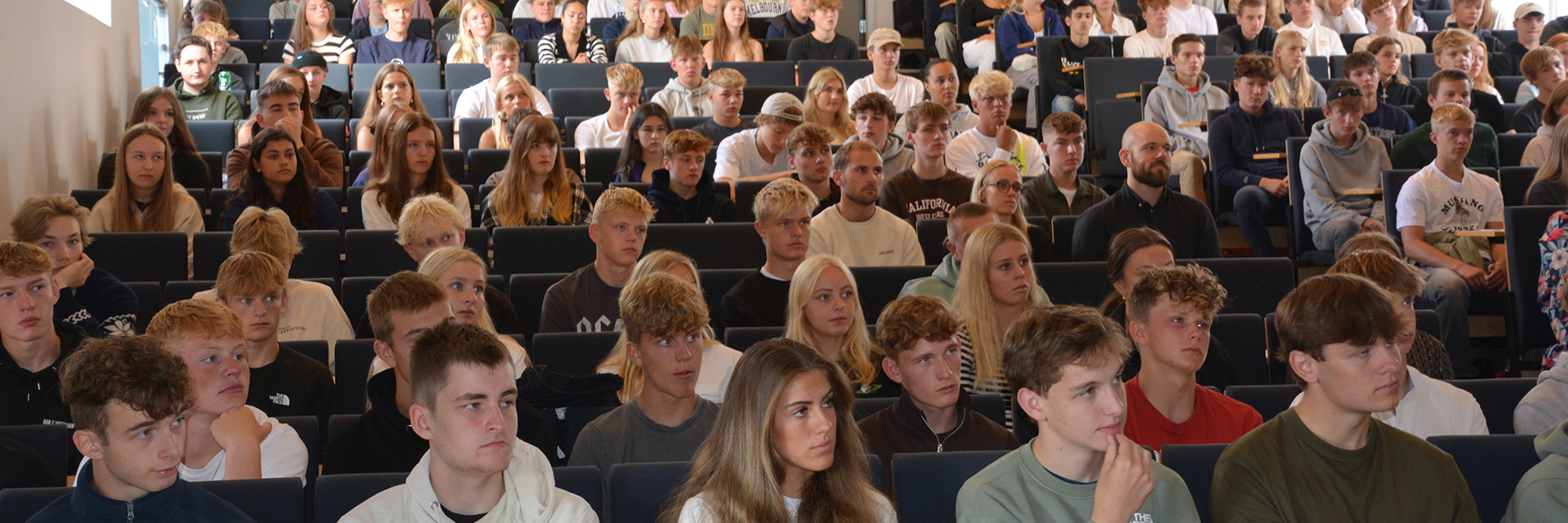 Elever i auditorium på første skoledag