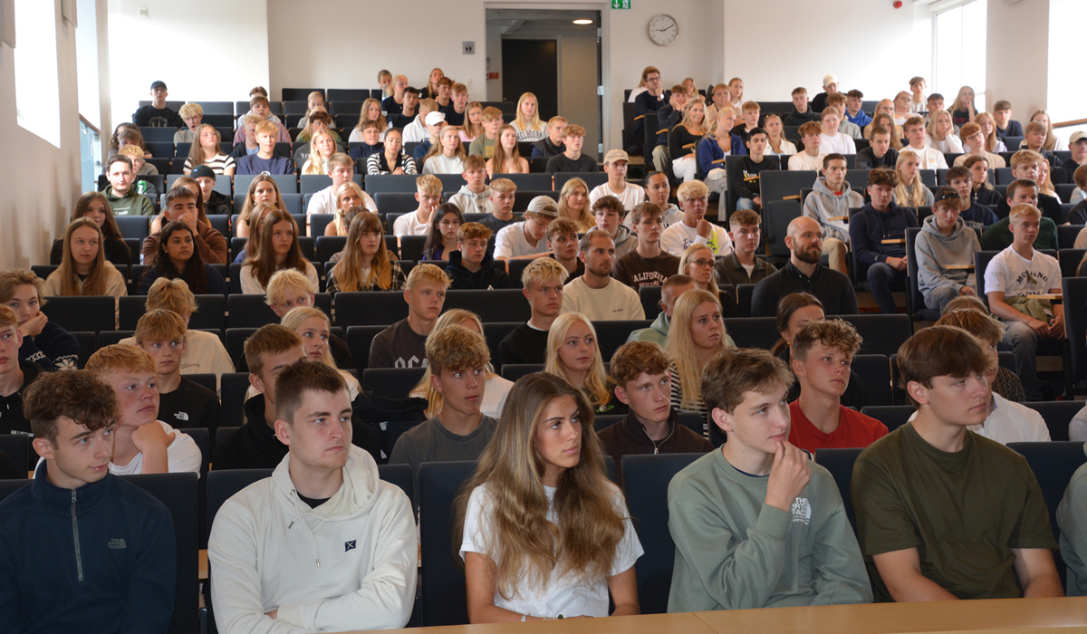 Elever i auditorium på første skoledag