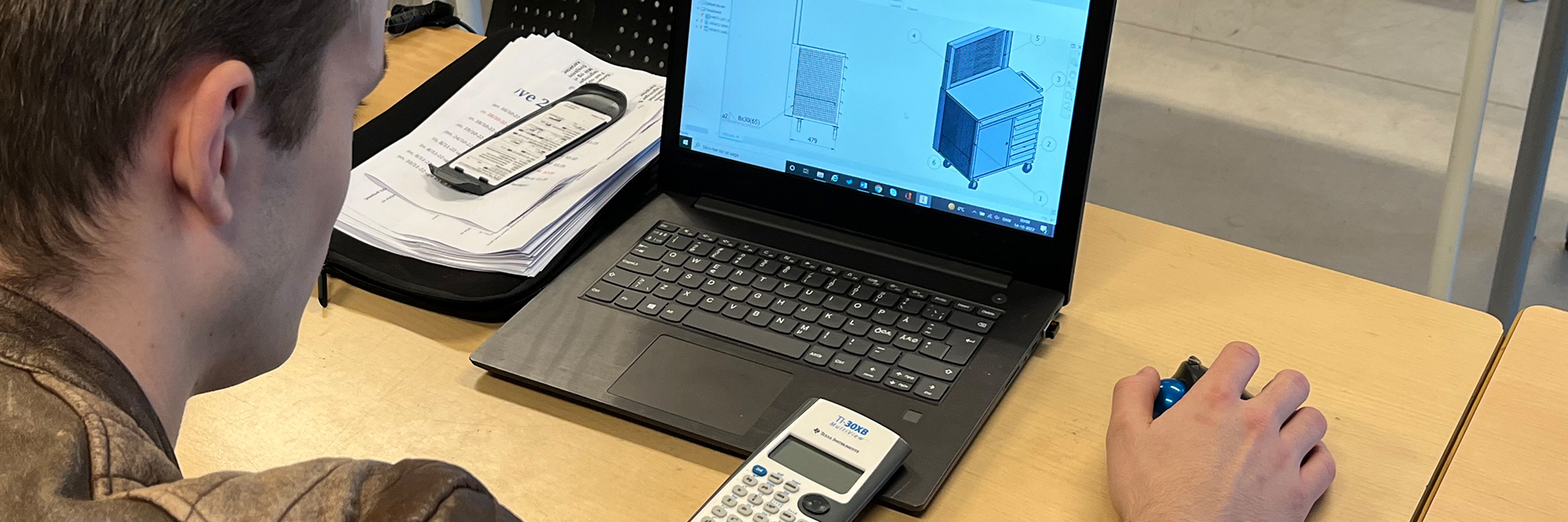 Smed designer projekt på sin computer
