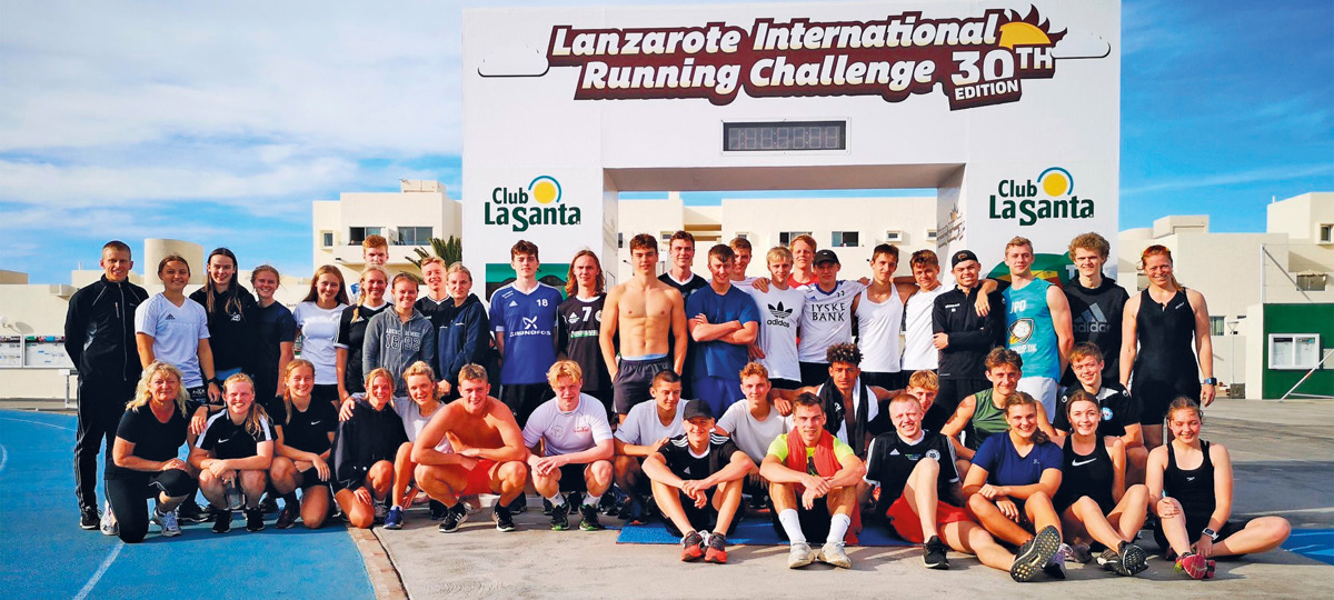 Gruppebillede af elever fra studieretningen Marketing og sport under running challenge på Club La Santa på Lanzarote