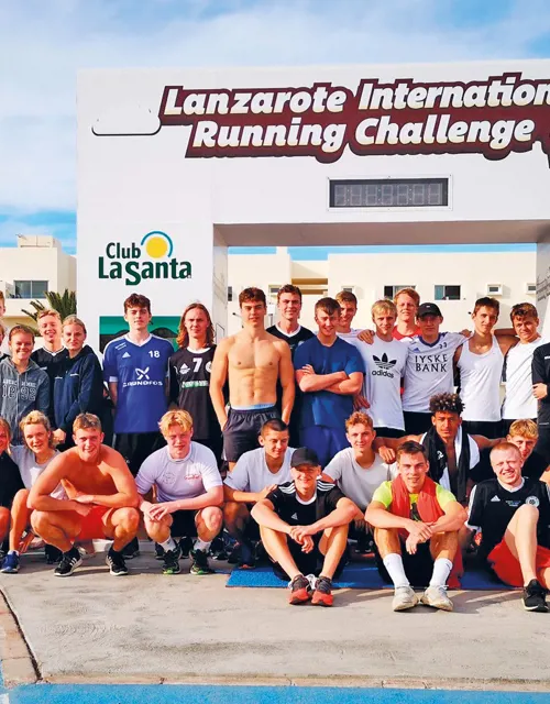 Gruppebillede af elever fra studieretningen Marketing og sport under running challenge på Club La Santa på Lanzarote