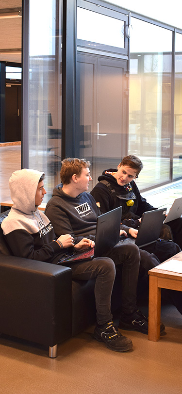 EUD Livet Paa Skolen Tre Drenge Arbejder Fællesrummet