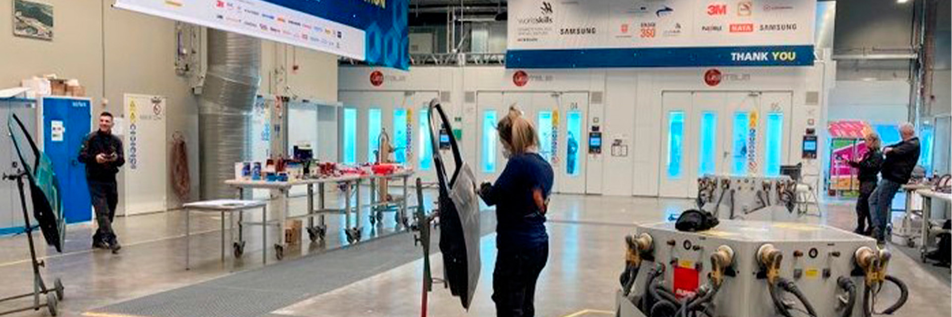 Autolakererværksted på College360 med state-of-the-art kabiner i baggrunden