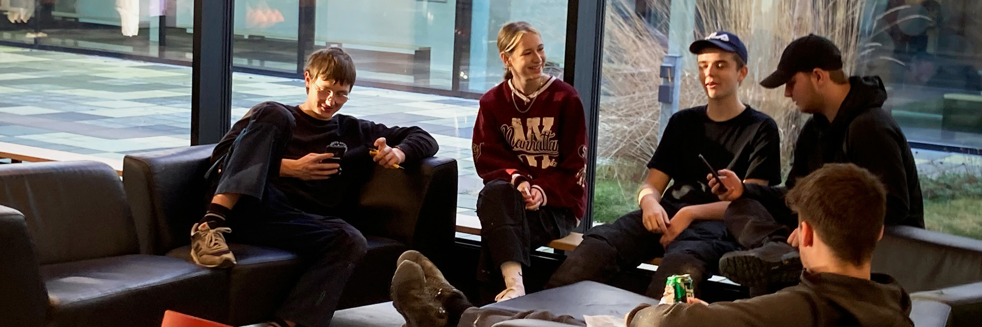 EUD-elever hænger ud på skolen