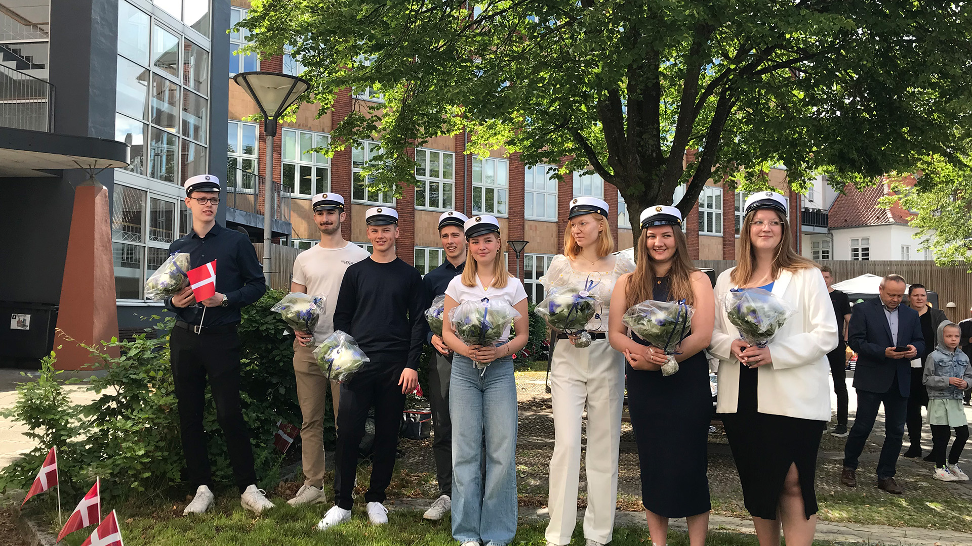HTX studenter foran Teknisk Gymnasium